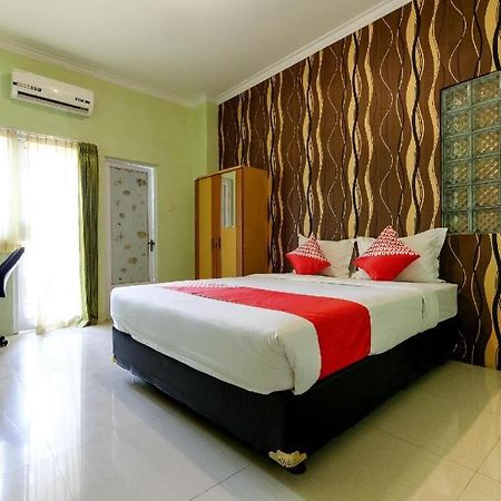 Oyo 338 Guest House Omah Manahan Syariah Solo Exterior foto