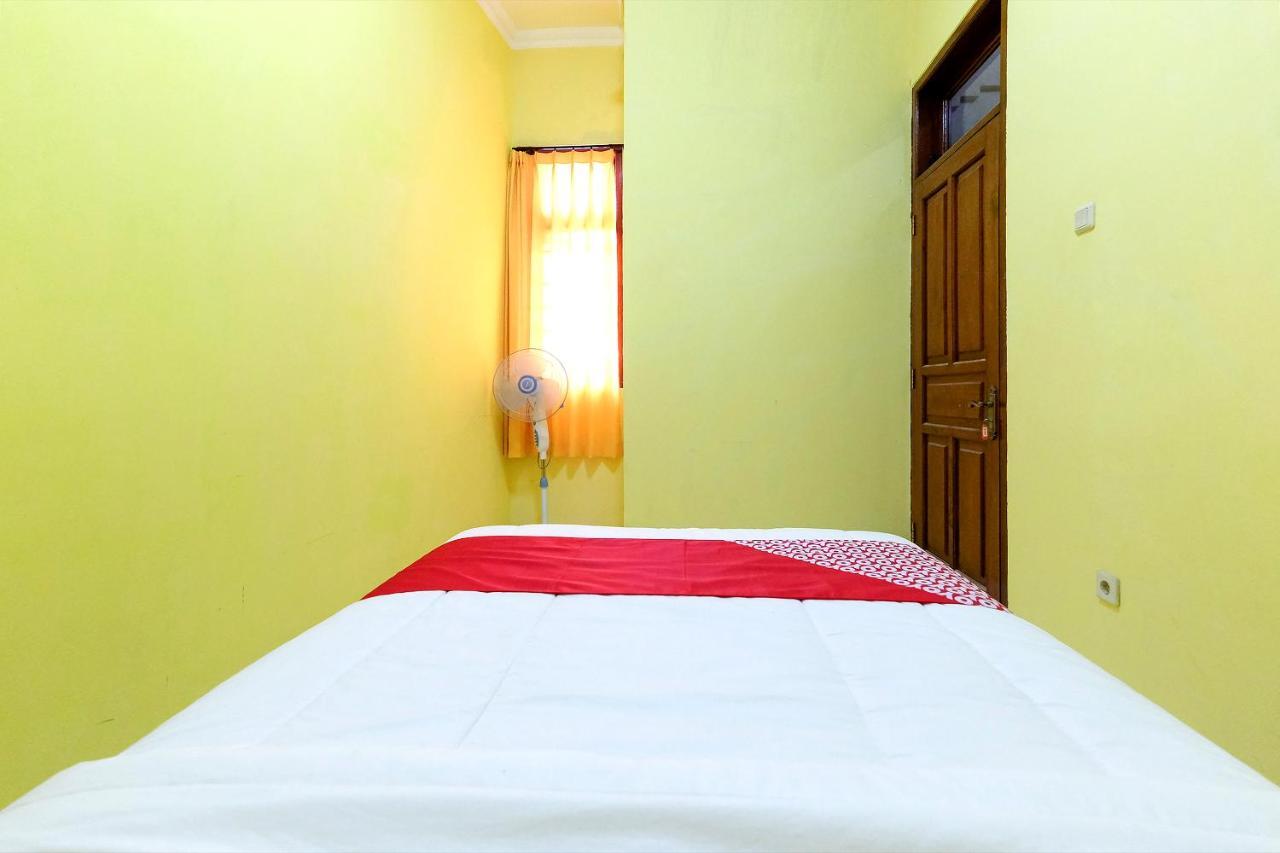 Oyo 338 Guest House Omah Manahan Syariah Solo Exterior foto