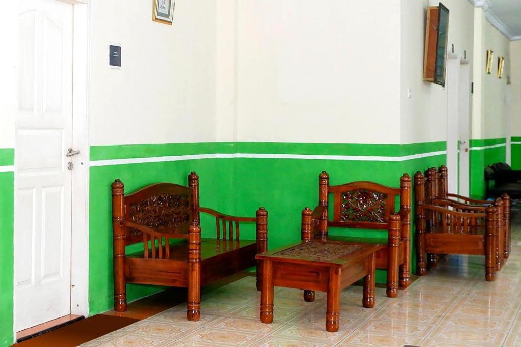 Oyo 338 Guest House Omah Manahan Syariah Solo Exterior foto