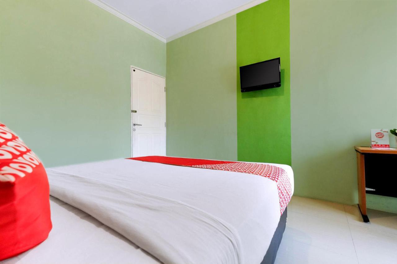 Oyo 338 Guest House Omah Manahan Syariah Solo Exterior foto